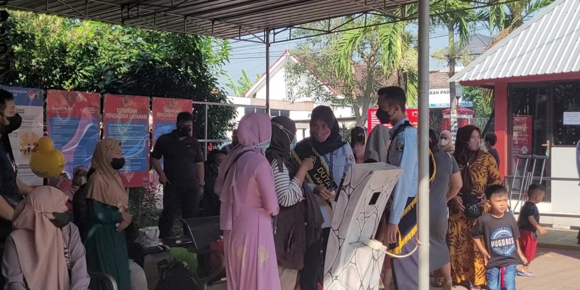 Hari Pertama Kunjungan Tatap Muka Terbatas, Keluarga Narapidana Antusias Melepas Rindu