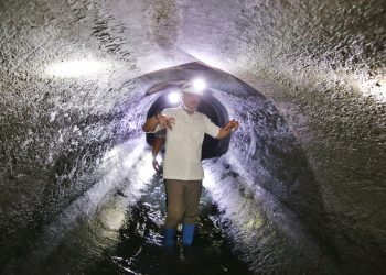 Walikota Eri Nyemplung Gorong-Gorong untuk Cek Box Culvert