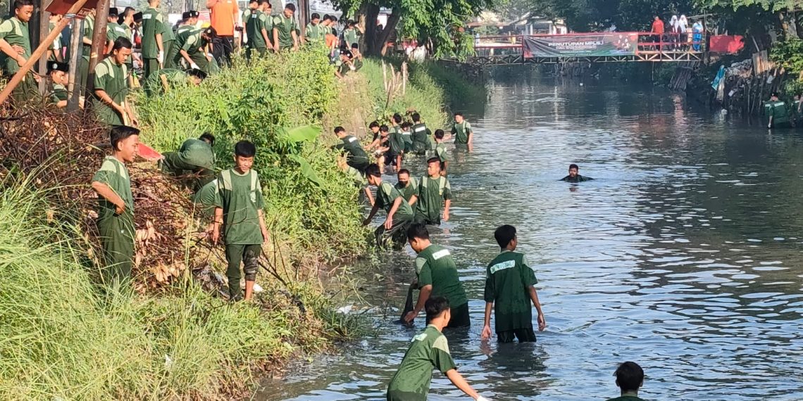 Penutupan MPLS SMK YPM 8 Bersihkan Sungai dan Taburkan 10 Ribu Benih Ikan