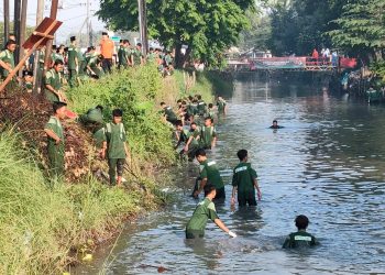 Penutupan MPLS SMK YPM 8 Bersihkan Sungai dan Taburkan 10 Ribu Benih Ikan