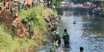 Penutupan MPLS SMK YPM 8 Bersihkan Sungai dan Taburkan 10 Ribu Benih Ikan