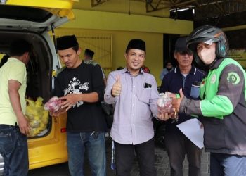 Partai Golkar Sidoarjo Semarakkan Idul Adha dengan Bagikan 250 Bungkus Daging Kurban