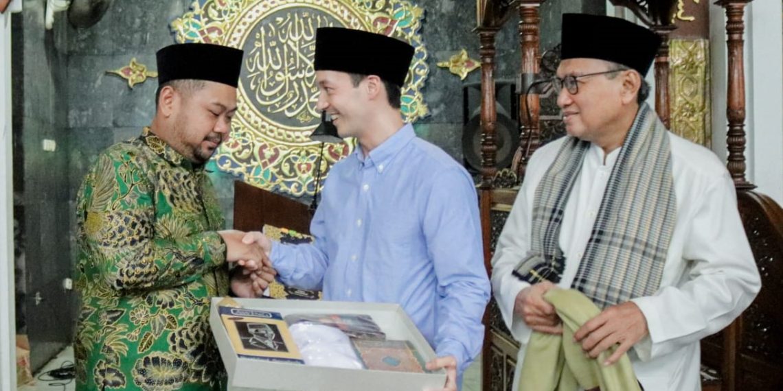 Jadi Saksi, Bupati Gresik Hadiahkan Al-Quran kepada Mualaf Asal Thailand