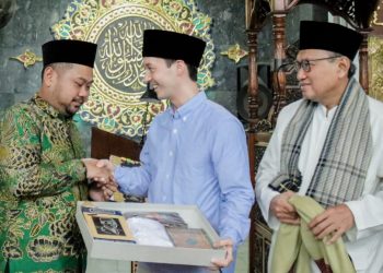 Jadi Saksi, Bupati Gresik Hadiahkan Al-Quran kepada Mualaf Asal Thailand