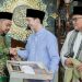 Jadi Saksi, Bupati Gresik Hadiahkan Al-Quran kepada Mualaf Asal Thailand