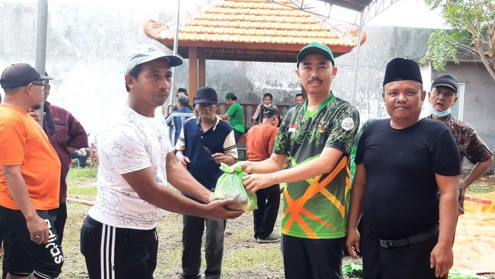 Silaturahmi Sambil Berbagi, DPC PPP Gresik Berkurban 2 Ekor Sapi