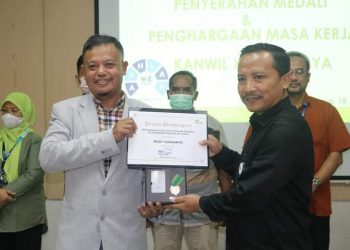 Peduli Masa Kerja Karyawan, PT Pegadaian Berikan Medali dan Piagam Penghargaan