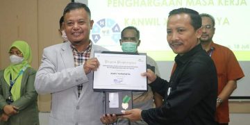 Peduli Masa Kerja Karyawan, PT Pegadaian Berikan Medali dan Piagam Penghargaan