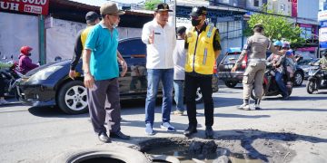 Wabup Subandi Sidak Jalan Rusak Di Desa Tropodo, Tahun Ini Bakal Dibetonisasi