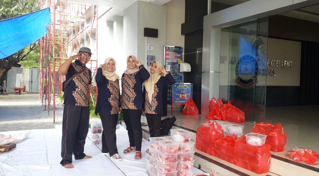 Ber-Idul Adha, SMP Hang Tuah 6 Exellent Juanda Bagikan Daging Kurban ke Warga dan Panti Asuhan