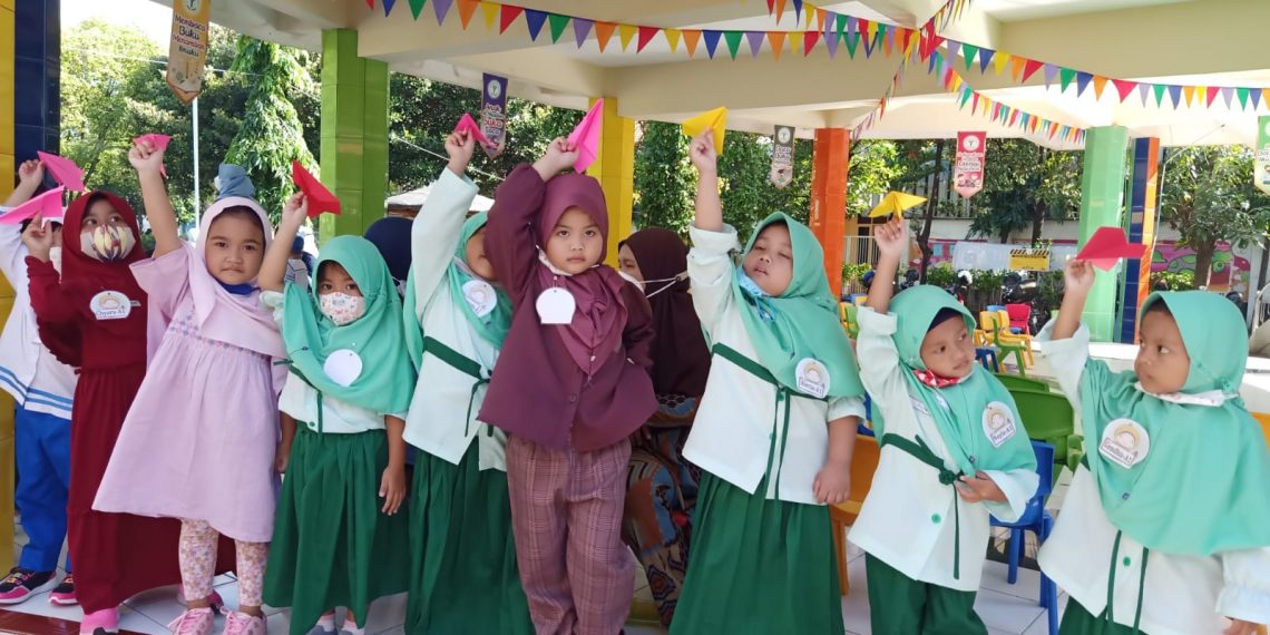 MPLS KB-TK Al Muslim Diisi Dengan Menerbangkan Pesawat Cita-Cita Bersama Orang Tua