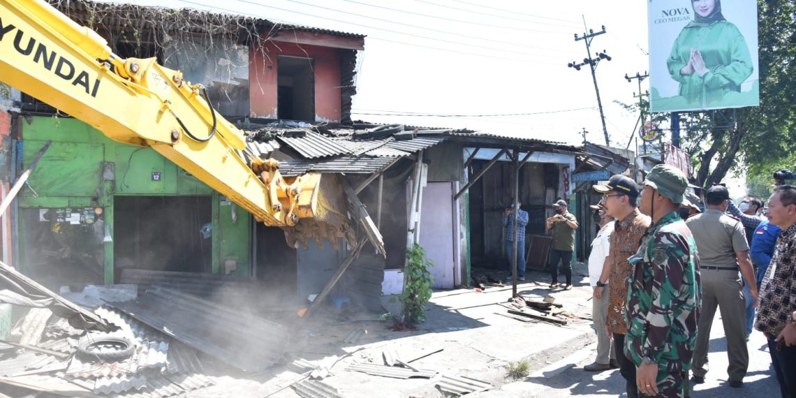 Bupati Sidoarjo Pimpin Pembongkaran Puluhan Bangunan  di Pertigaan Bangah Aloha