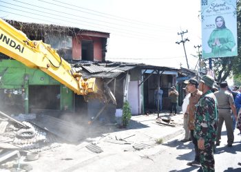 Bupati Sidoarjo Pimpin Pembongkaran Puluhan Bangunan  di Pertigaan Bangah Aloha