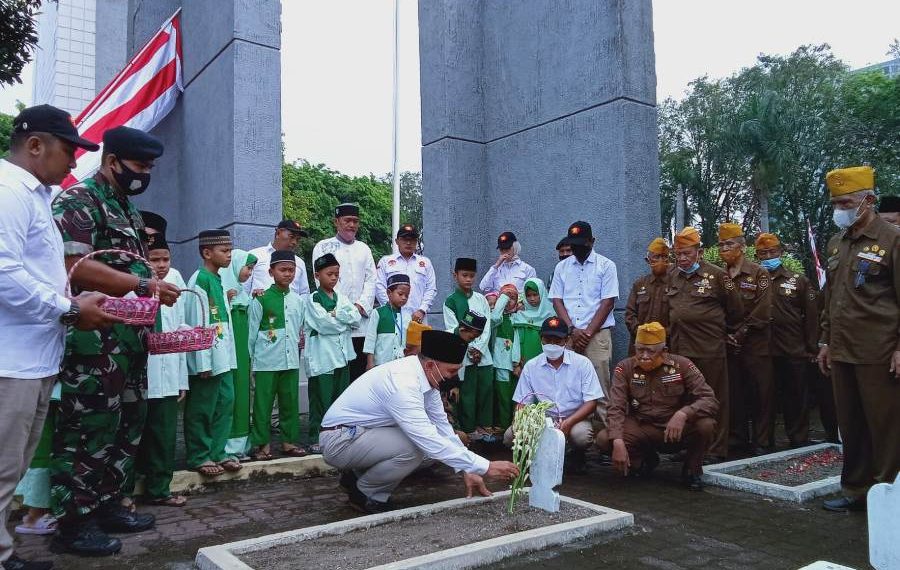 Ziarah ke Makam Pahlawan, BHS Dorong Pemerintah Berikan 100 Persen Hak Veteran