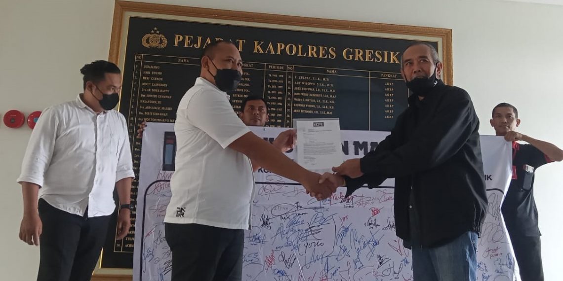 Setelah Galang Tanda Tangan Usut Dugaan Korupsi di Perumda Giri Tirta, Orkemas IDR Serahkan Surat Dukungan ke Polres Gresik