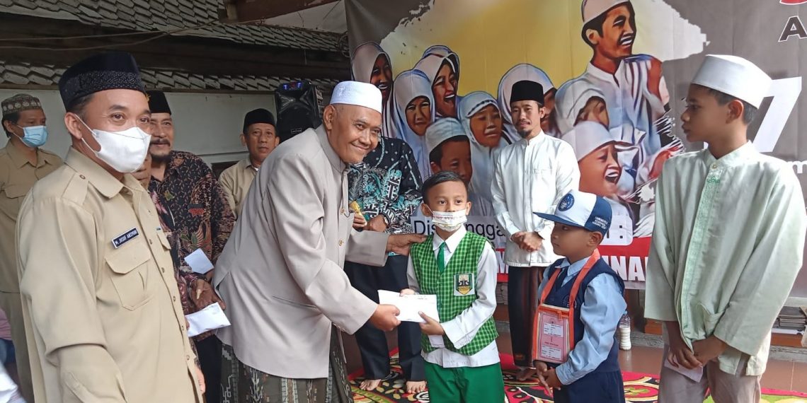Salurkan Infak Peziarah, Kaum Giri Santuni 170 Anak Yatim di 7 Desa