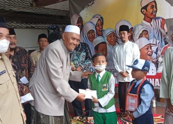 Salurkan Infak Peziarah, Kaum Giri Santuni 170 Anak Yatim di 7 Desa