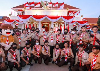 Gubernur Khofifah Lepas Kontingen Pramuka Jatim ke Jamnas XI