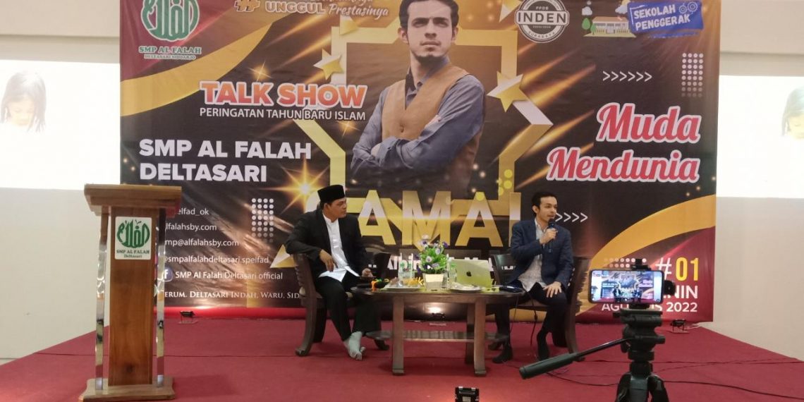 Gamal Albinsaid Isi Peringatan Tahun Baru Islam di SMP Al Falah Deltasari