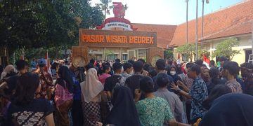 Uri-uri Budaya Jawi Ribuan Siswa SMKN 1 Buduran Serbu Pasar Wisata Bedrek