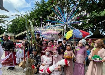 Mahasiswa KKN UMG Lebur dalam Karnaval bersama Warga Sekolah di Bawean