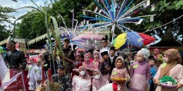 Mahasiswa KKN UMG Lebur dalam Karnaval bersama Warga Sekolah di Bawean