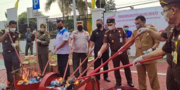 Kejari Gresik Musnahkan BB Narkoba Senilai Rp 878 Juta dan Ribuan Botol Jamu Ilegal