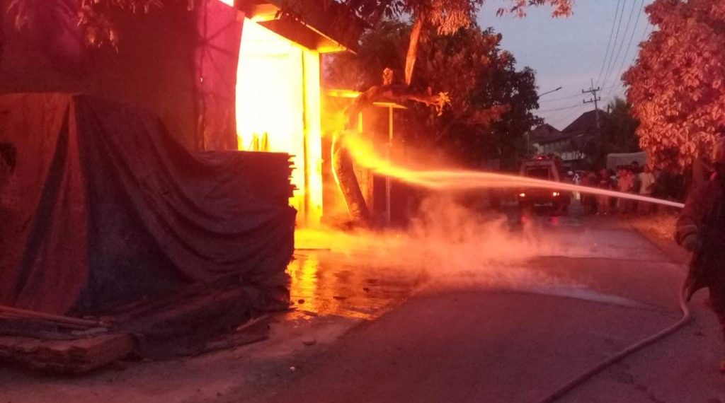 Di Driyorejo, Gudang Pallet Kayu Terbakar