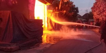 Di Driyorejo, Gudang Pallet Kayu Terbakar