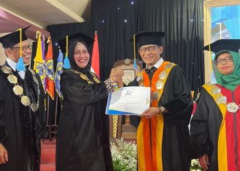 Dies Natalis ke-41 Unitomo, Dekan Fikom Ditetapkan sebagai Dosen Inovatif dan Pendukung Smart Campus