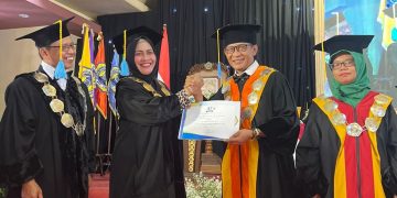 Dies Natalis ke-41 Unitomo, Dekan Fikom Ditetapkan sebagai Dosen Inovatif dan Pendukung Smart Campus