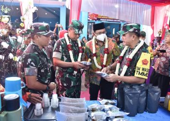 Bupati Sidoarjo Dampingi Asintel Kasad Mayjen TNI Tinjau Hasil Capaian TMMD 2022