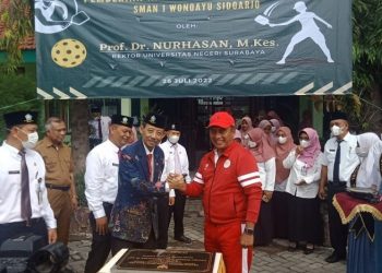 Rektor Unesa Resmikan Lapangan Olah Raga Pickle Ball SMA Negeri 1 Wonoayu