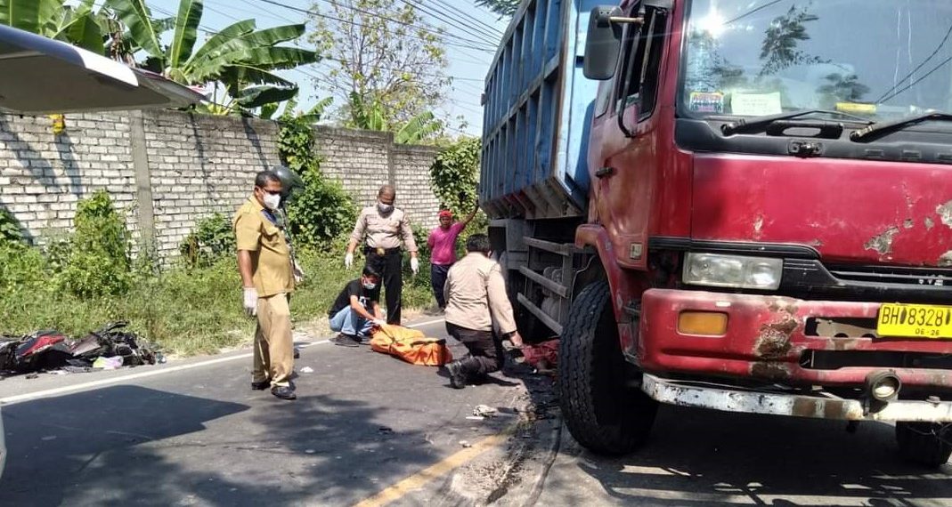 Tak Kuat Nanjak, Truk Mundur Tabrak Motor, 3 Tewas