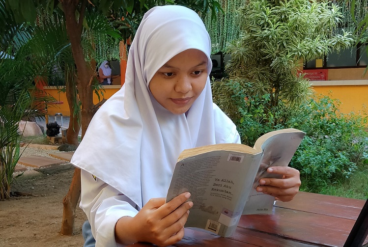 Zendy Siswi SMK Sepuluh Nopember Penasaran Soal Olimpiade Raih 8 Juara Nasional