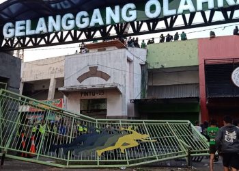 Suporter Membludak Pintu Utama GOR Sidoarjo Roboh
