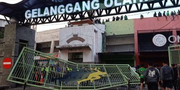 Suporter Membludak Pintu Utama GOR Sidoarjo Roboh