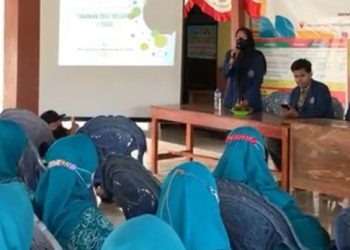 KKN di Balongpanggang, Mahasiswa UMG Sosialisasikan Toga dan Pengolahan Semangka Jadi Permen