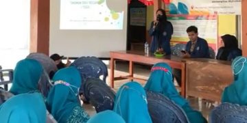 KKN di Balongpanggang, Mahasiswa UMG Sosialisasikan Toga dan Pengolahan Semangka Jadi Permen