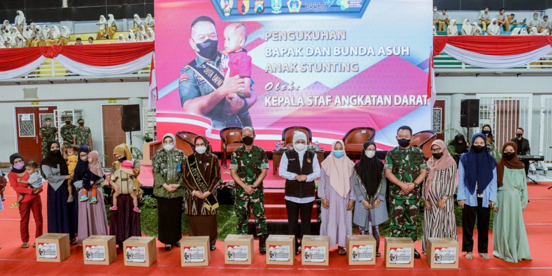 Di Gresik, KSAD Jenderal Dudung Abdurachman Kukuhkan Bapak dan Bunda Asuh Anak Stunting