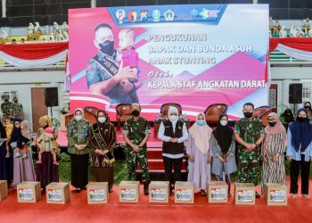Di Gresik, KSAD Jenderal Dudung Abdurachman Kukuhkan Bapak dan Bunda Asuh Anak Stunting