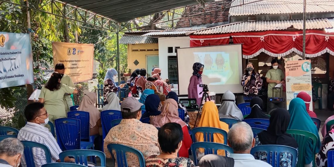 FK UWKS Berikan Penyuluhan Osteoarthritis kepada Lansia Dukuh Kupang