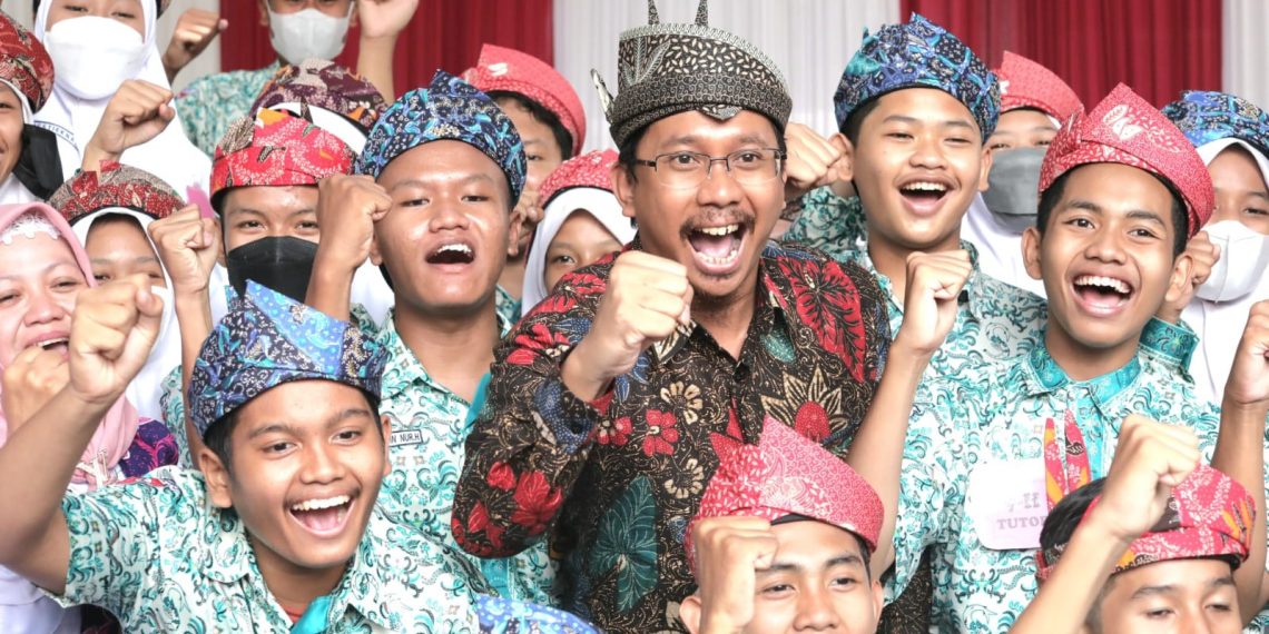 Bupati Sidoarjo Apresasi Gerakan Ribuan Siswa SMPN 4 Buat Udeng Pacul Gowang