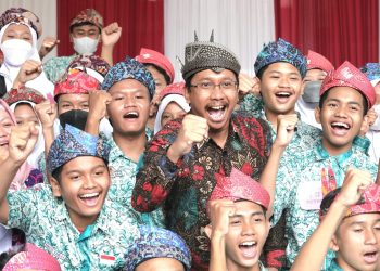 Bupati Sidoarjo Apresasi Gerakan Ribuan Siswa SMPN 4 Buat Udeng Pacul Gowang