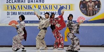 Takatsuka Raku Sensei Jepang Disambut Tari Sakura Oleh Siswa SMAMDA Sidoarjo