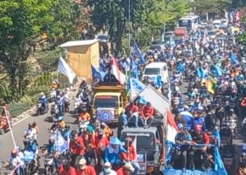 Batalkan Kenaikan Harga BBM dan Revisi UMP, Puluhan Ribu Buruh Geruduk Kantor Gubernur