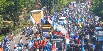 Batalkan Kenaikan Harga BBM dan Revisi UMP, Puluhan Ribu Buruh Geruduk Kantor Gubernur