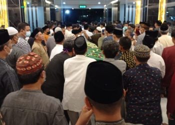 Rektor UMG Meninggal, Masjid Kampus Penuh Sesak saat Shalat Jenazah