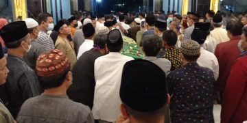 Rektor UMG Meninggal, Masjid Kampus Penuh Sesak saat Shalat Jenazah