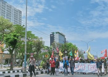 Tolak Kenaikan Harga Aliansi Mahasiswa Gresik ‘Serbu’ Kantor Bupati